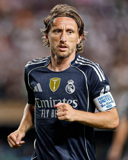 曾凡博外线冲抢篮板 篮下再起抛投得分